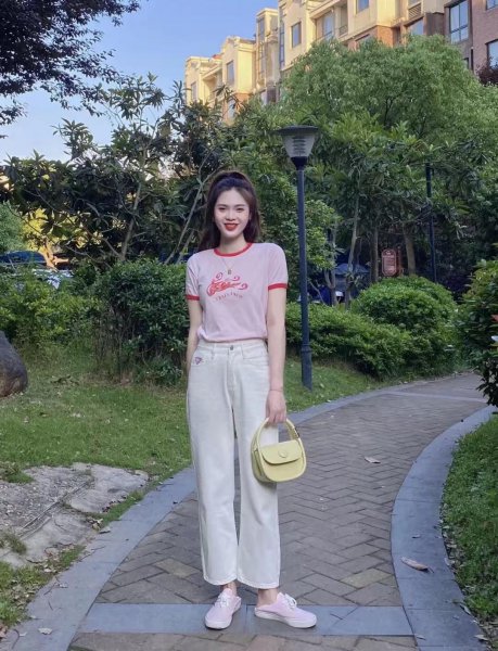 粉色t恤配什么裤子