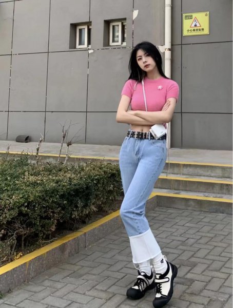 粉色t恤配什么裤子