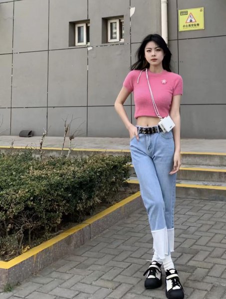 粉色t恤配什么裤子