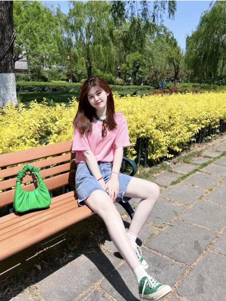 粉色t恤配什么裤子