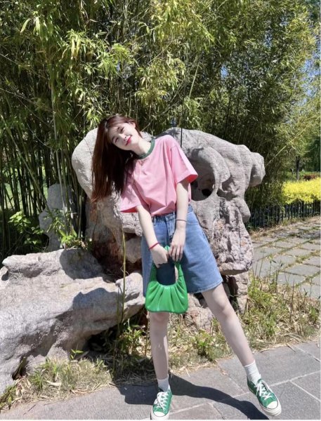 粉色t恤配什么裤子