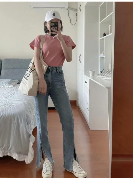 粉色t恤配什么裤子