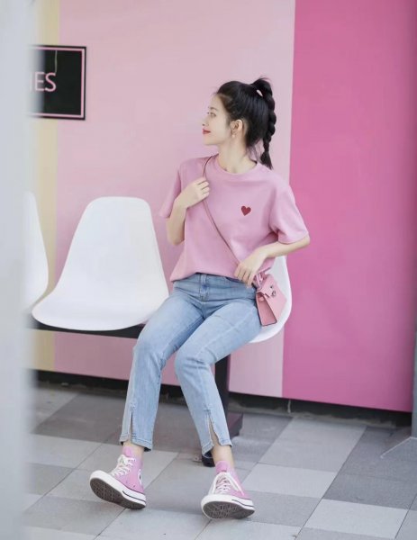 粉色t恤配什么裤子