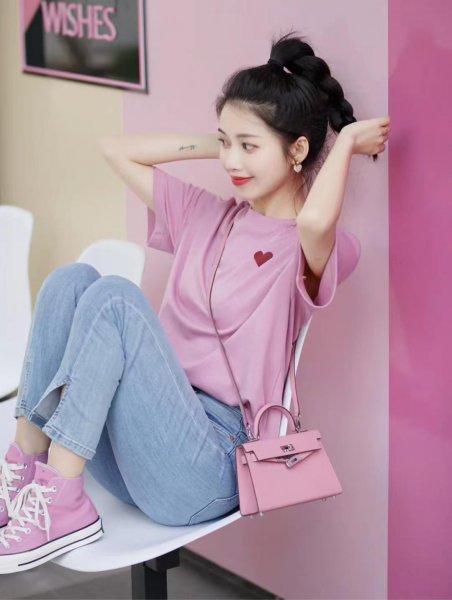 粉色t恤配什么裤子