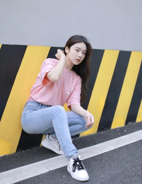 粉色t恤配什么裤子