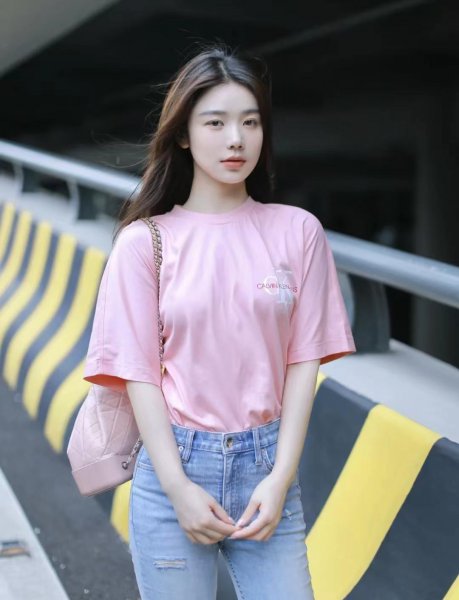 粉色t恤配什么裤子