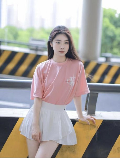 粉色t恤配什么裤子