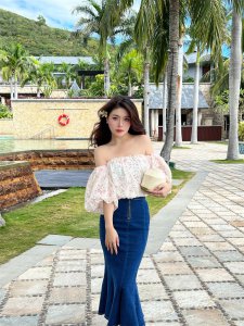 肩宽适合穿什么样的衣服好看 肩宽女生的三条搭配攻略