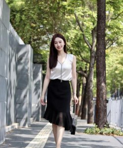 鱼尾裙配什么鞋好看 普通女生如何将鱼尾裙穿出优雅范