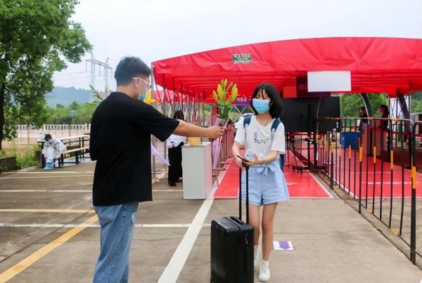 大学一学期学费大概多少钱