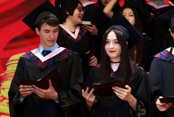 大学一学期学费大概多少钱