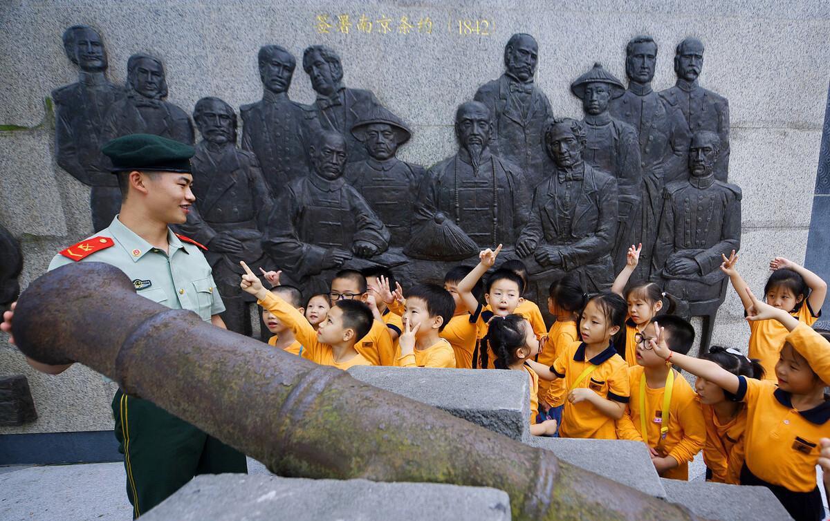 三期士官转业好还是留四期好