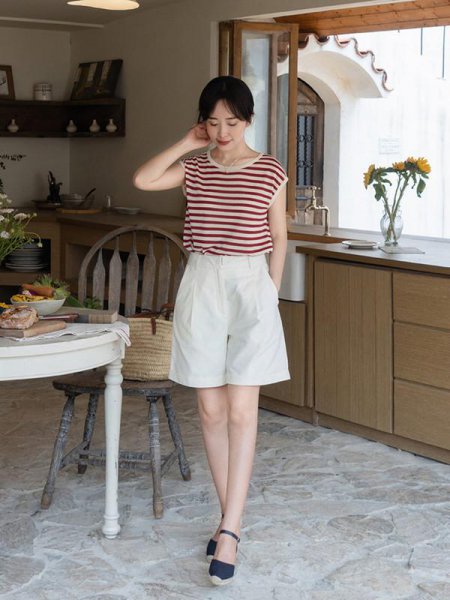 白色短裤怎么搭配上衣