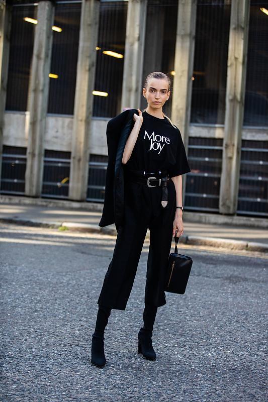 黑色直筒裤搭配什么上衣好看图片