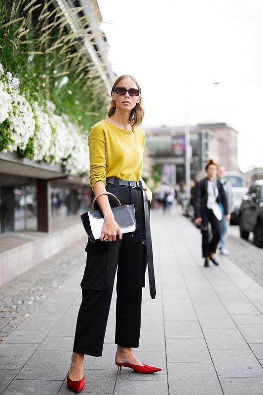 黑色直筒裤搭配什么上衣好看图片