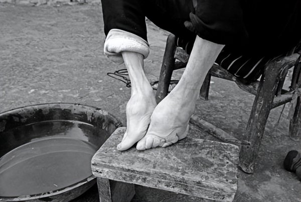 简述裹脚的历史起源