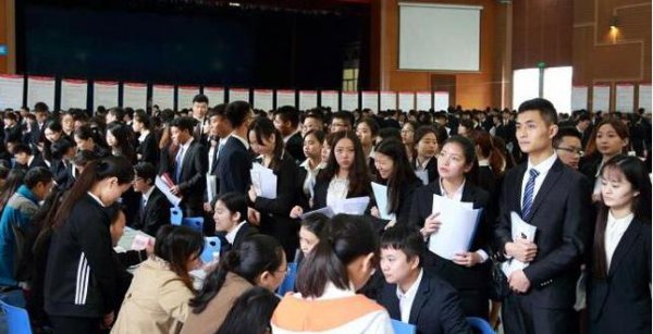 大学辅导员工资一般有多少