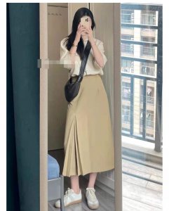 卡其色裙子配什么颜色上衣 女生卡其色裙子怎么搭配好看