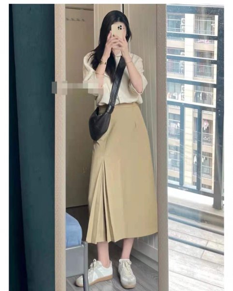 卡其色裙子配什么颜色上衣