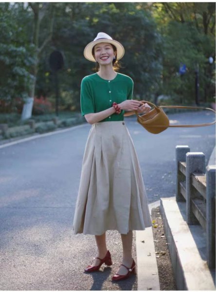 卡其色裙子配什么颜色上衣