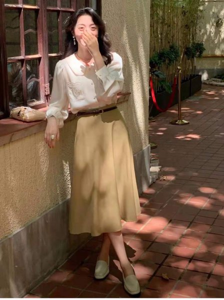 卡其色裙子配什么颜色上衣