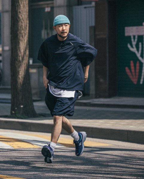 黑色t恤配什么颜色裤子好看图片