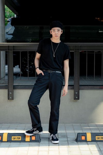 黑色t恤配什么颜色裤子好看图片