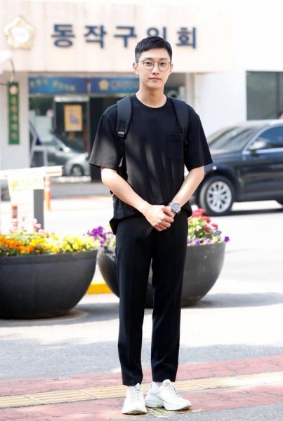 黑色t恤配什么颜色裤子好看图片