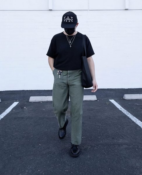 黑色t恤配什么颜色裤子好看图片