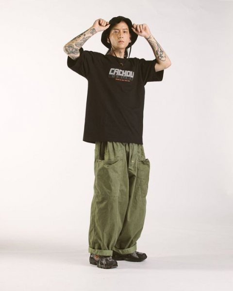 黑色t恤配什么颜色裤子好看图片