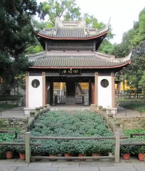 天安城门的屋顶采用什么