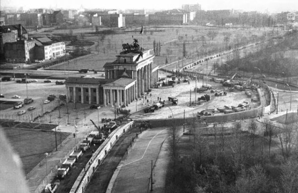 柏林墙的历史背景简要概括