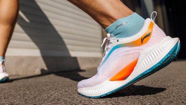 体育中考穿什么鞋更好