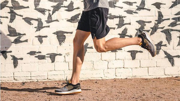 体育中考穿什么鞋更好