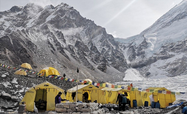 爬珠穆朗玛峰需要多少钱