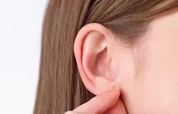 右耳朵发热的民间说法