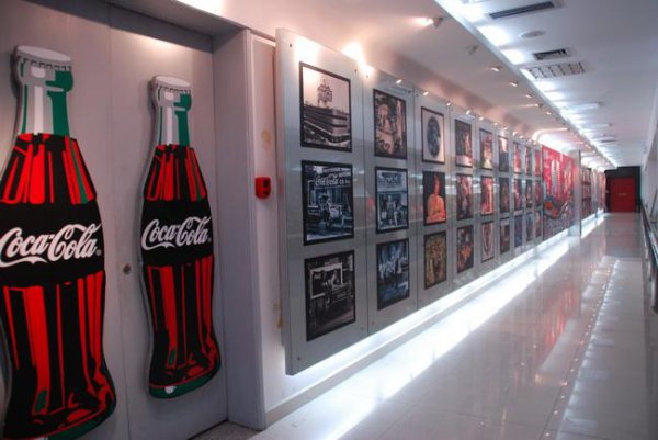 可乐是谁发明的