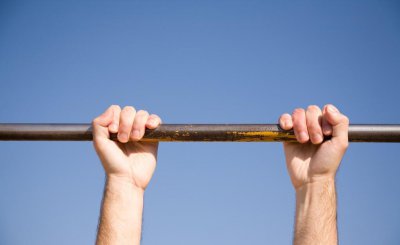 引体向上怎么荡起来更省力 引体向上的速成姿势方法