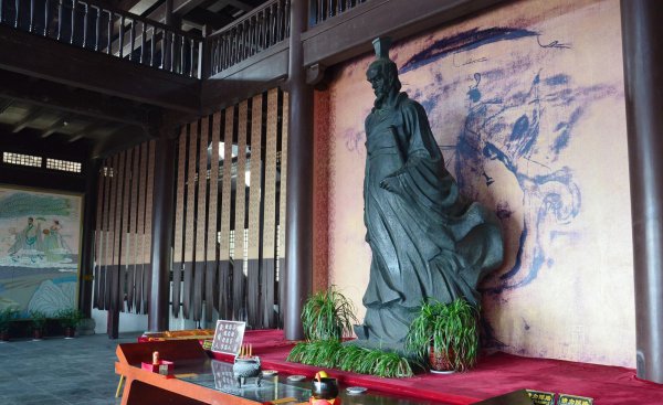 爱国诗人屈原是哪里人