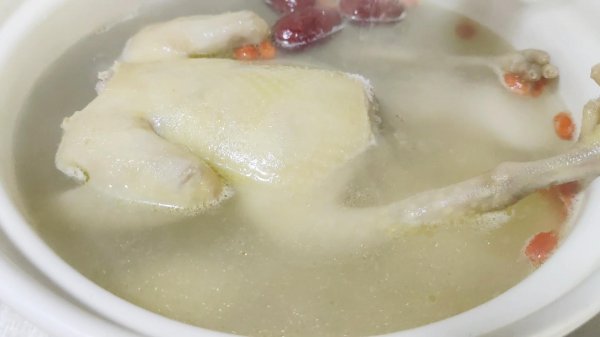 乳鸽煲汤用什么材料