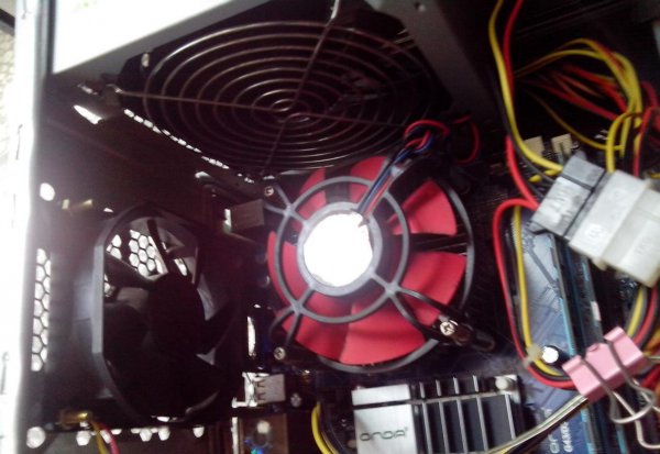 电脑运行时夹杂着滋滋的声音