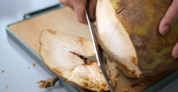 老椰子肉怎么弄出来