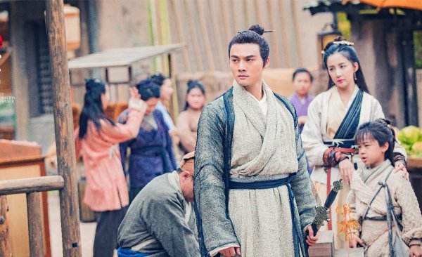 混元霹雳手成昆介绍