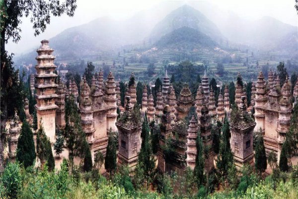 位于河南境内的嵩山多高