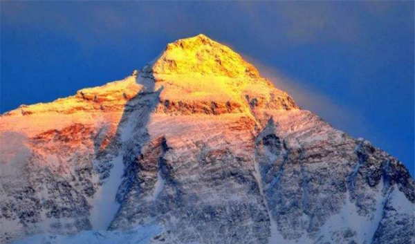 第一个登上珠穆朗玛峰的人