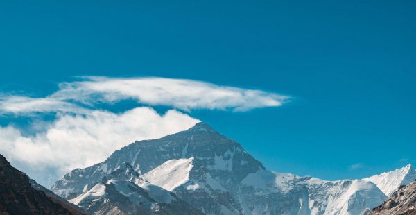 第一个登上珠穆朗玛峰的人