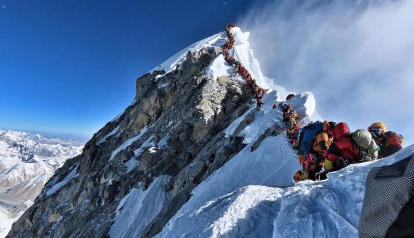 第一个登上珠穆朗玛峰的人
