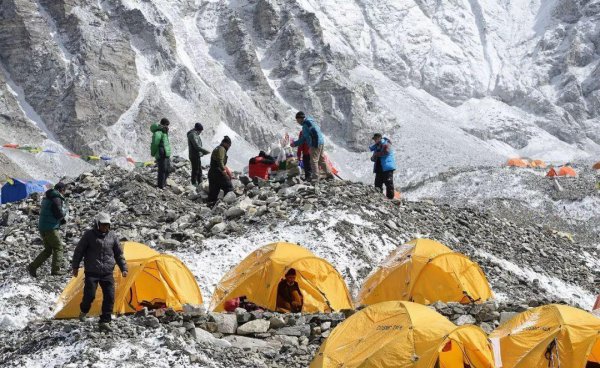 第一个登上珠穆朗玛峰的人