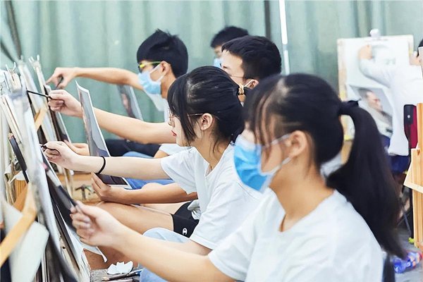 普通家庭适合艺考吗