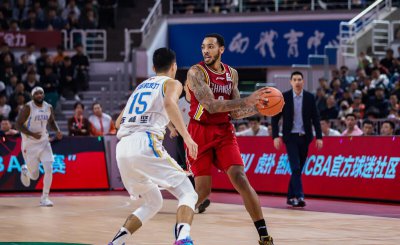 打半场篮球新手必懂的规则 打篮球的基本常识和技巧